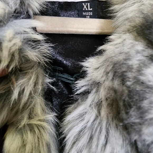 County Clothing Company Faux fur vest size XL - Picture 7 of 7